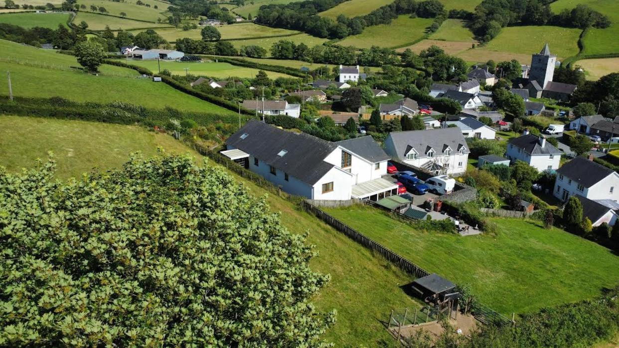 Y Grange Bed & Breakfast Llanfihangel-y-Creuddyn Dış mekan fotoğraf