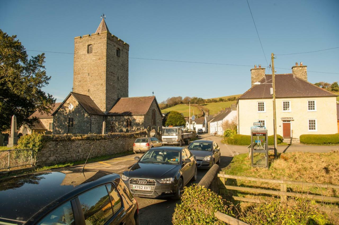 Y Grange Bed & Breakfast Llanfihangel-y-Creuddyn Dış mekan fotoğraf